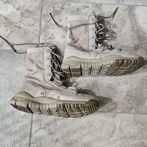 Nike SFB 8 Inch Field British boot is a men’s size 7.